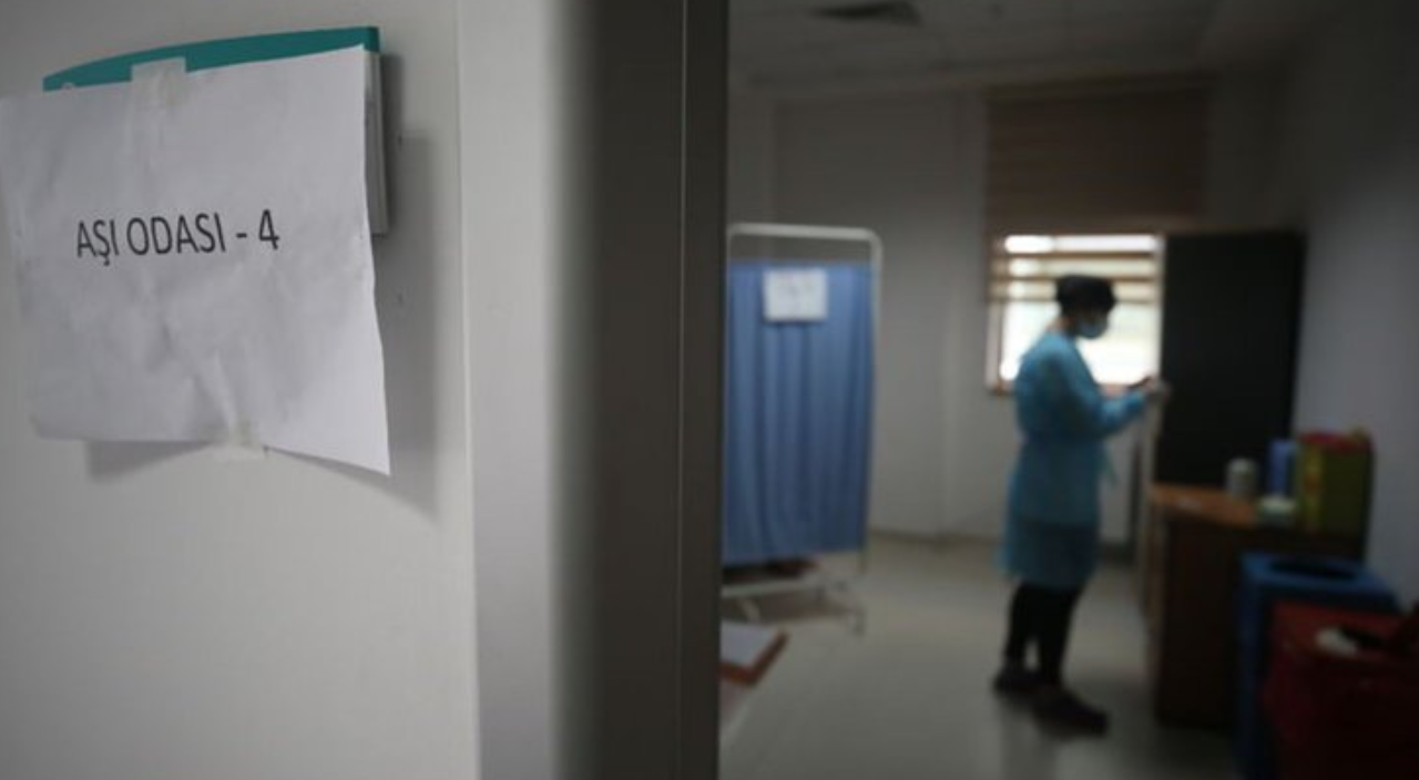 İstanbul'da para karşılığında sahte aşı kartı çıkartan 3 hemşire tutuklandı